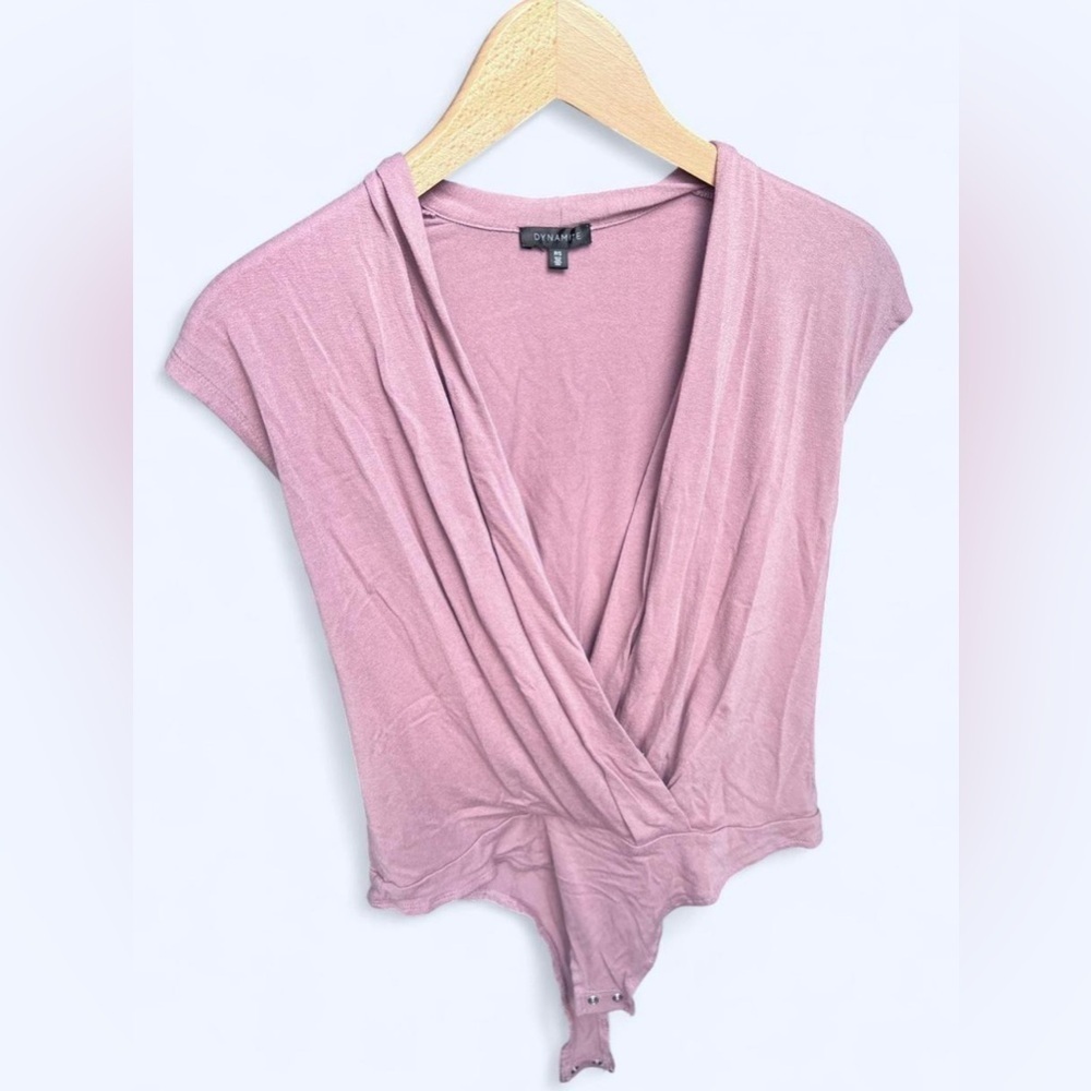 Dynamite Womens Dusty Pink V-Neck Short Sleeve Party Bodysuit Small